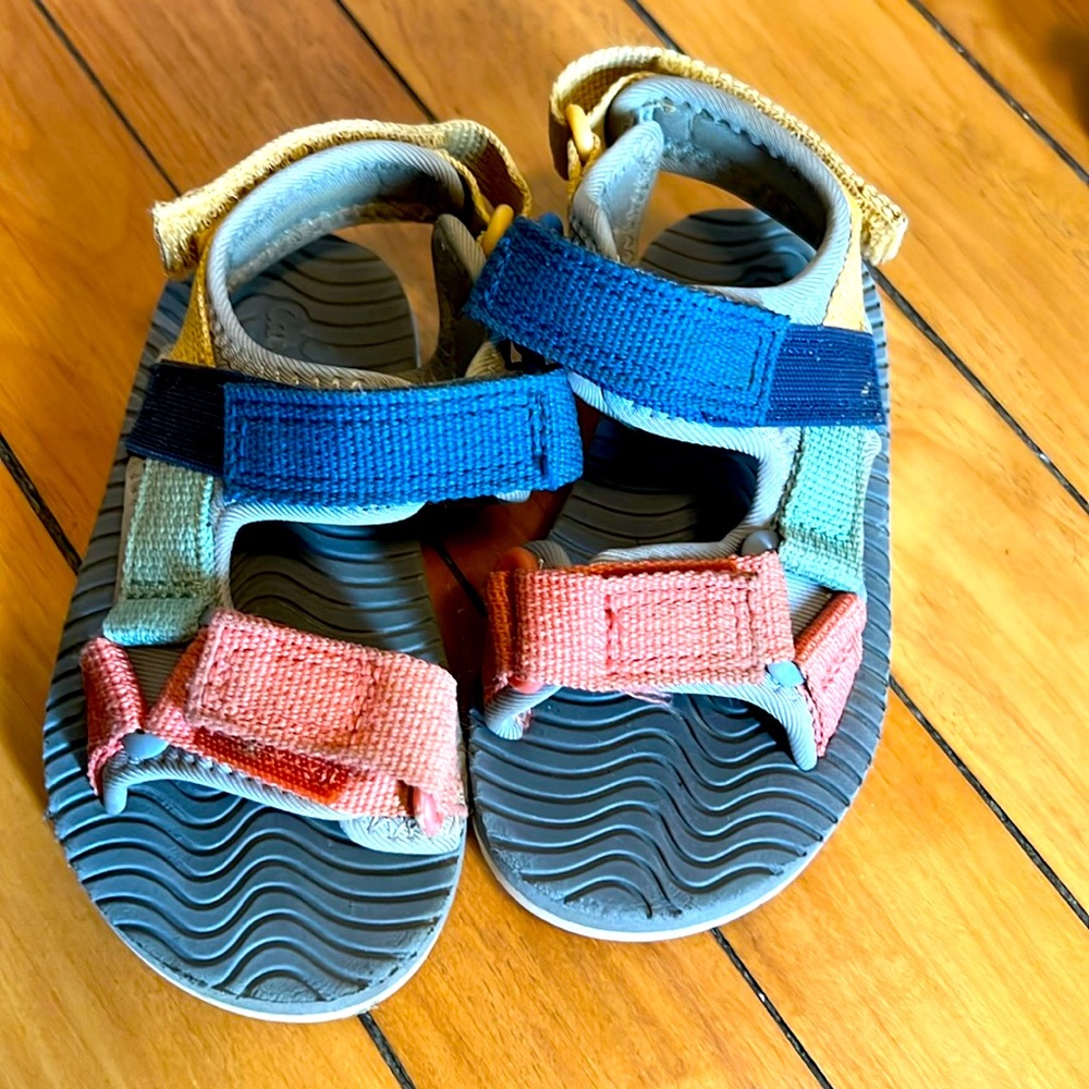 The cutest colors on a summer sandal. Good condition. Size 6.